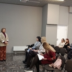 27 листопада 2025 року студенти спеціальності «Журналістика», ОП «Реклама і зв’язки з громадськістю» відвідали аналітичну зустріч у межах проєкту щодо потреб ВПО у Вінницькій області. 